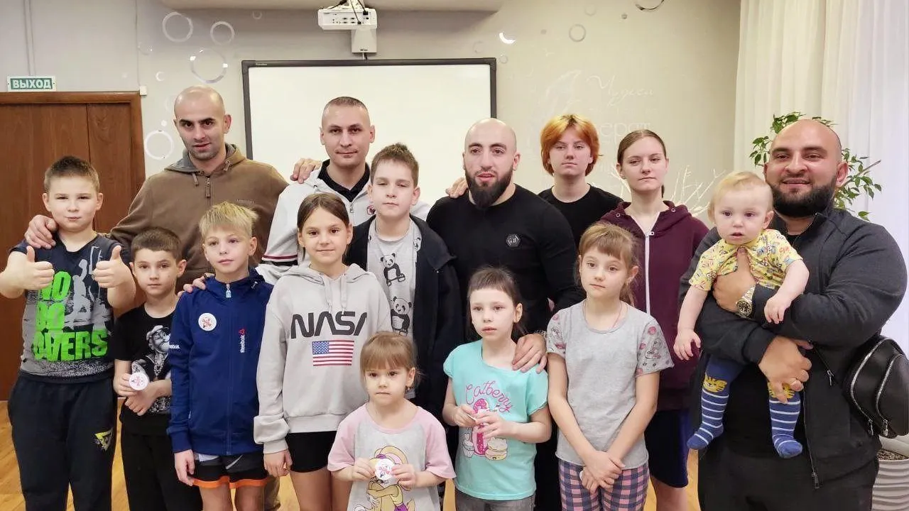 Чемпион мира по боксу провел тренировку с воспитанниками семейного центра «Пушкинский»