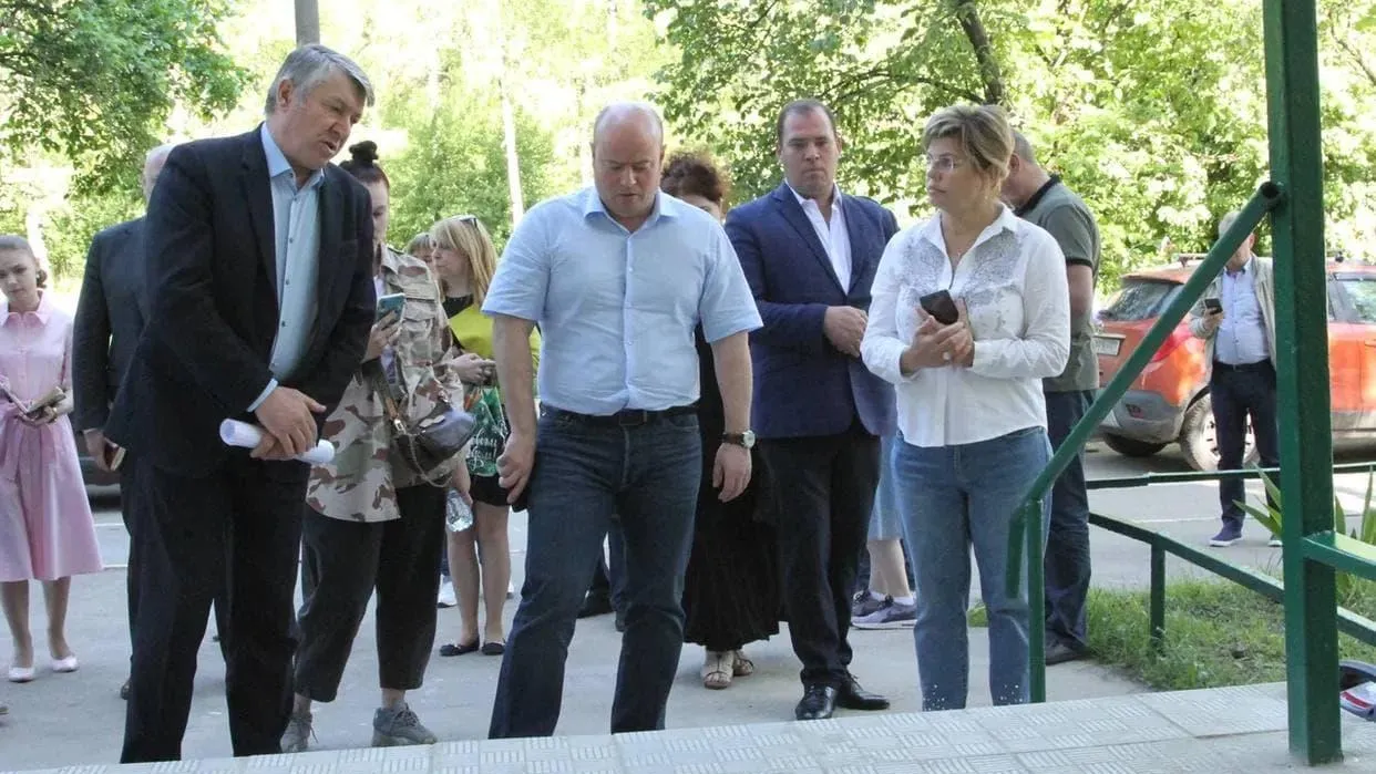 Отсутствие пандуса и перил выявили в ходе проверки ремонта подъезда в Котельниках
