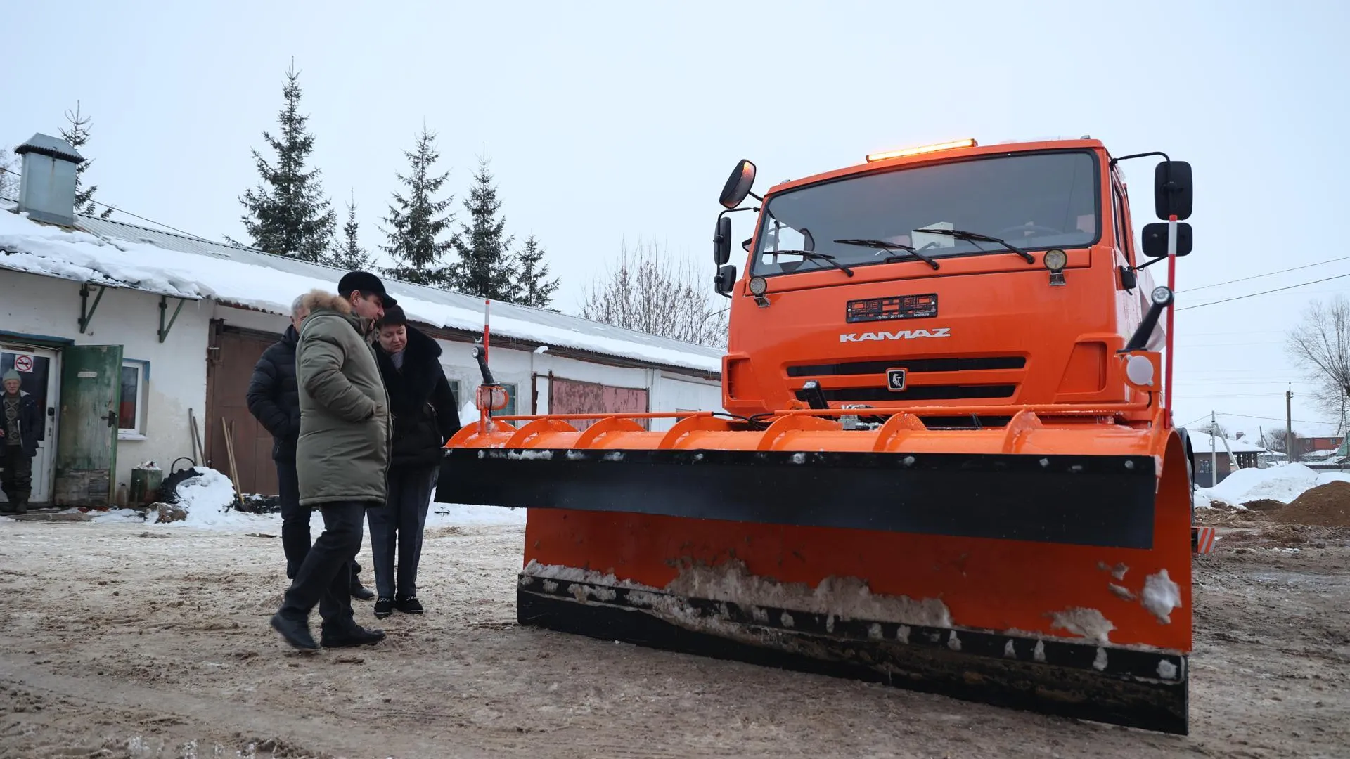 В коммунальную службу Волоколамска поступила новая дорожная машина