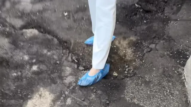 Москвички стали ходить в бахилах по городу ради красоты обуви