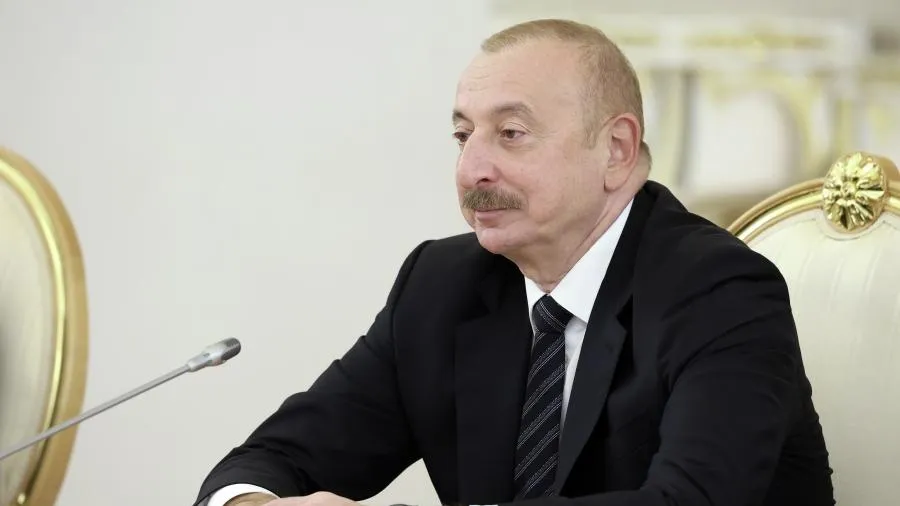 Алиев требует извинений и компенсаций от России после падения самолета