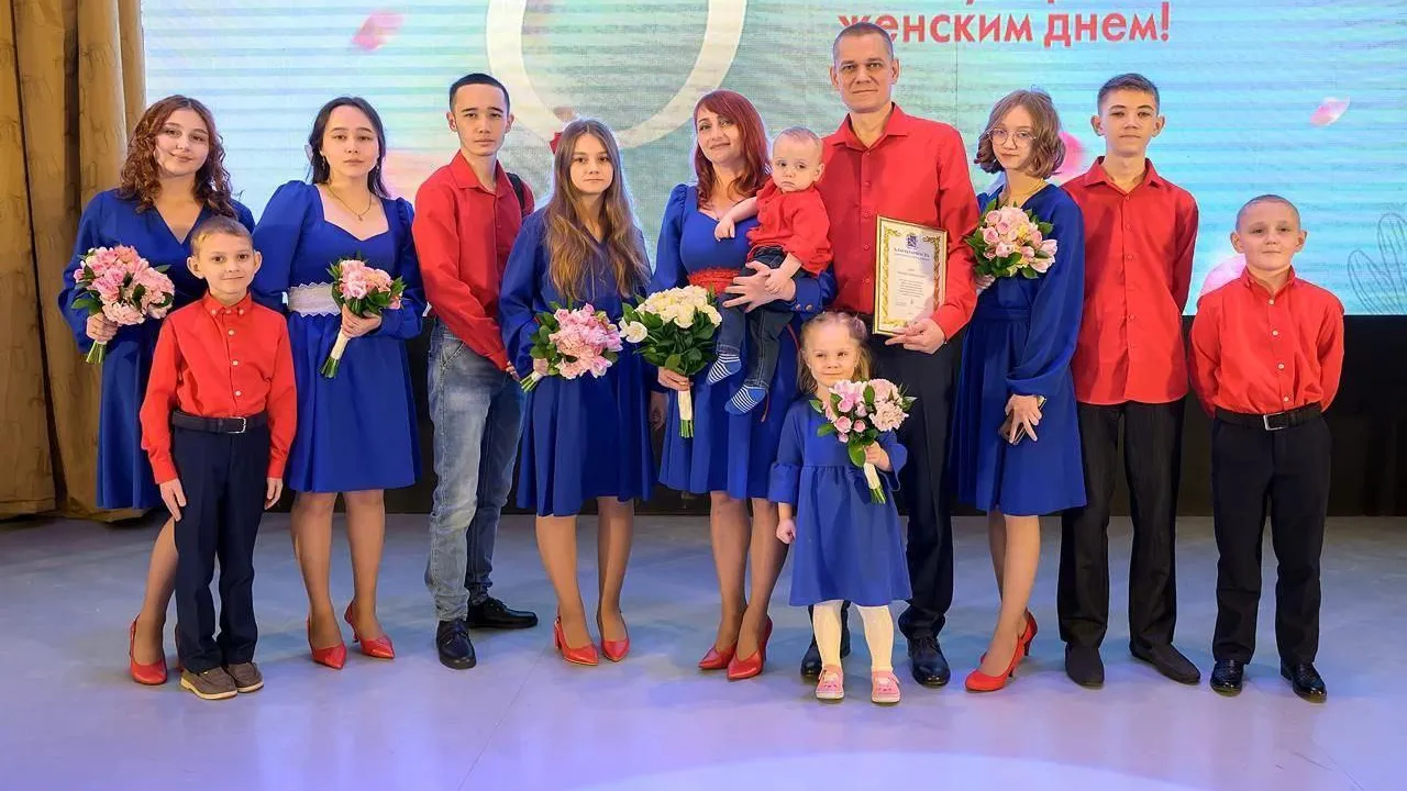 Глава Подольска поздравил волонтеров и ветеранов с международным женским днем