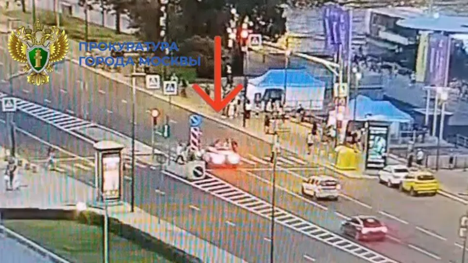 В результате наезда на пешеходов на Бережковской набережной есть пострадавшие