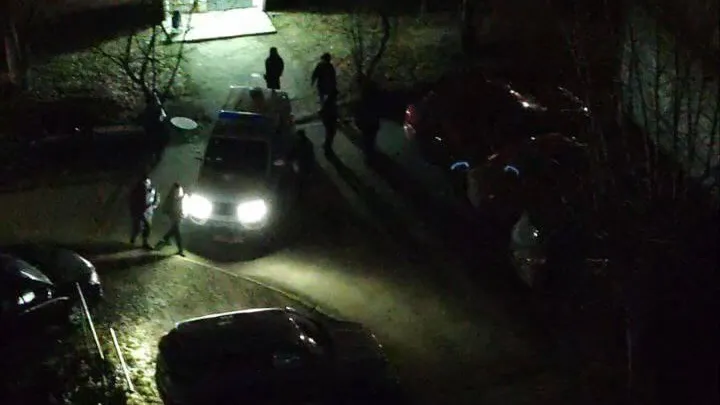 Мужчина взял в заложники женщину с ребенком и хочет взорвать дом в Первоуральске