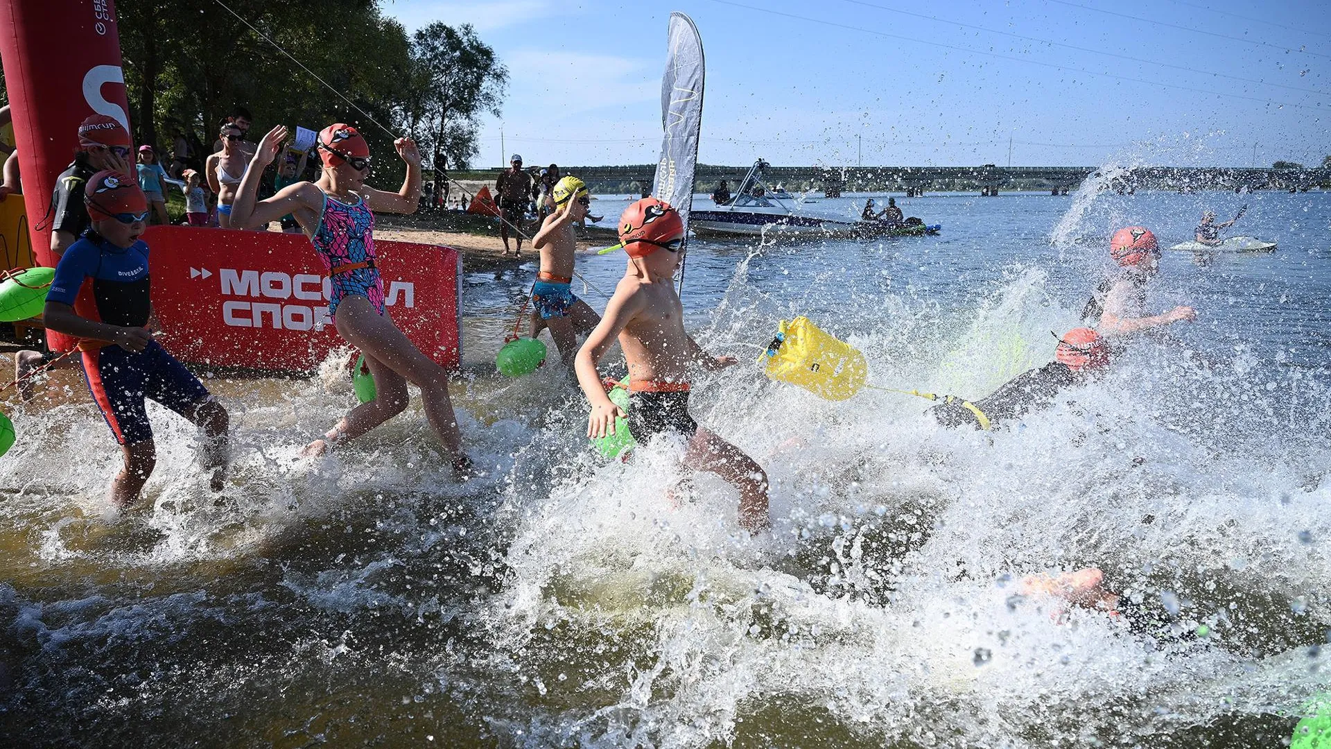 Более 600 спортсменов закрыли плавательный сезон на открытой воде в Подмосковье