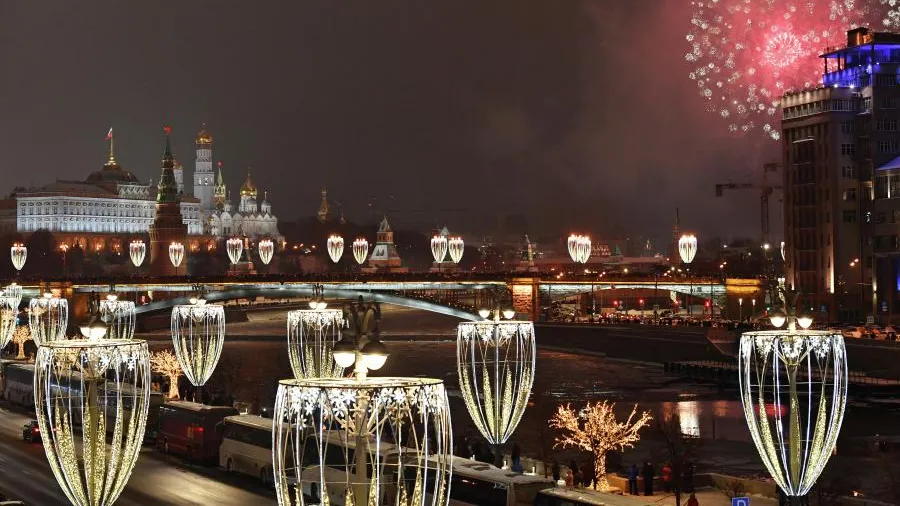 В РФ предложили запретить новогодние украшения в виде бокалов и бутылок вина