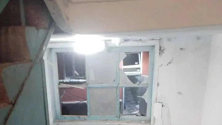 Весь двор в обломках: появилось видео последствий падения БПЛА на дома в Ростове