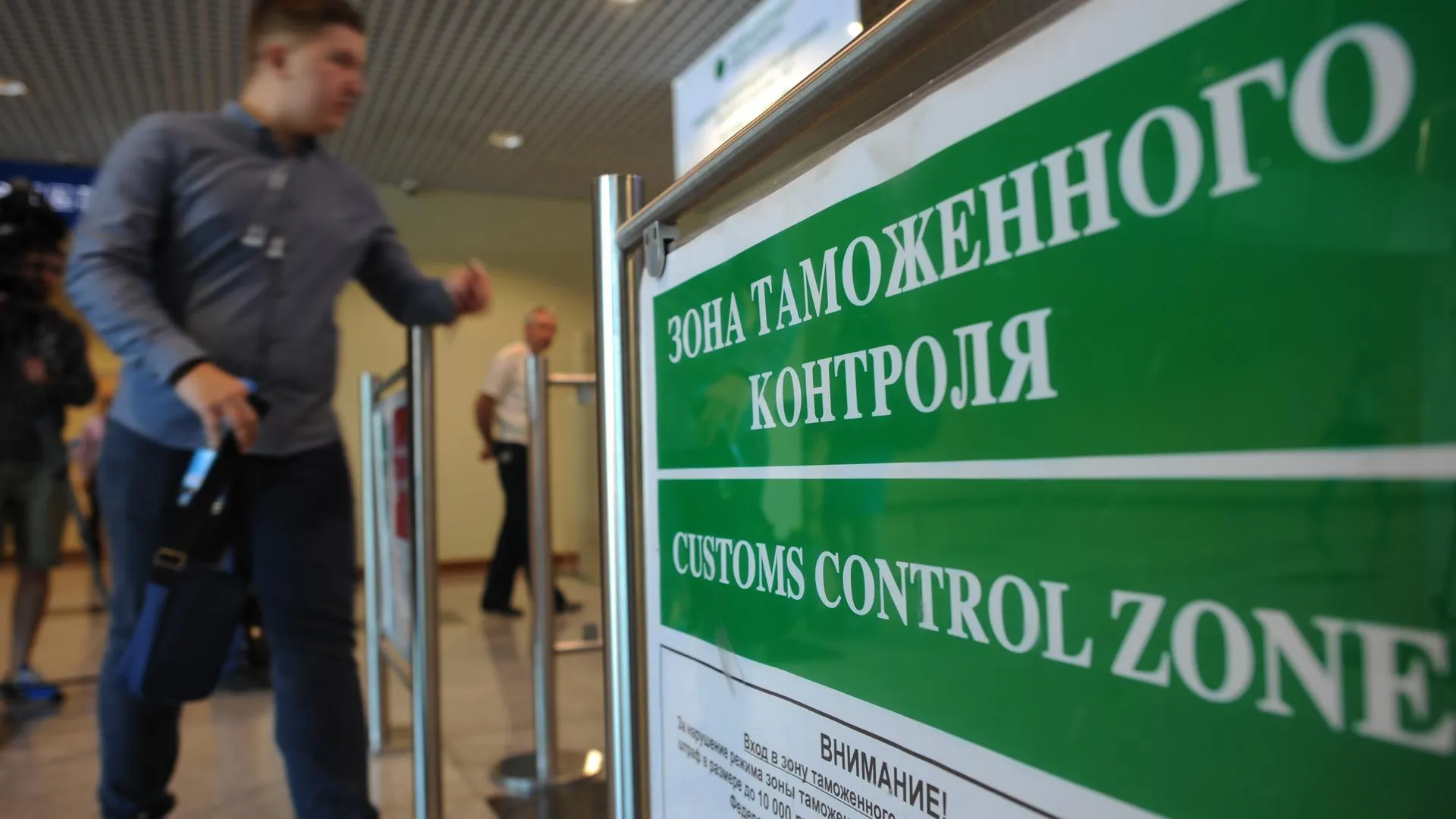 Более 100 антикварных предметов попыталась провести россиянка через Домодедовскую таможню