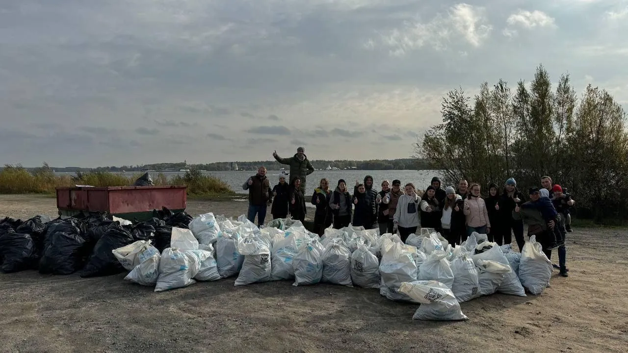 У береговой зоны в подмосковной деревне Капустино прошел субботник