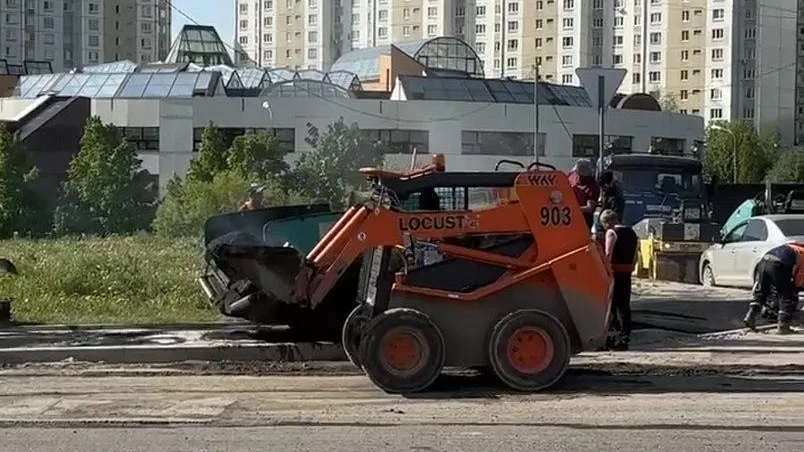 Дорожники начали укладывать асфальт на тротуаре по ул Говорова в Одинцове