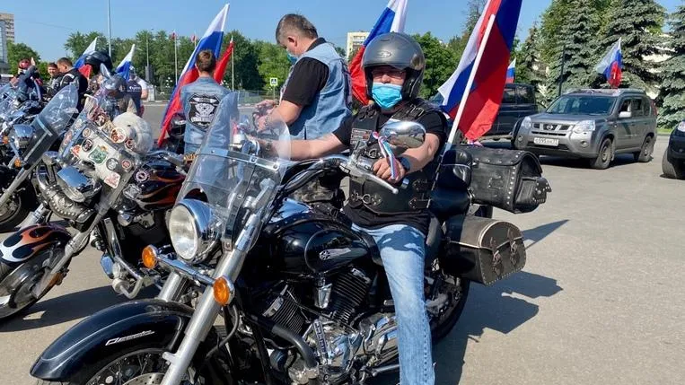 Мотоциклы и автомобили для автопробега украсили флагами цвета триколор в Люберцах