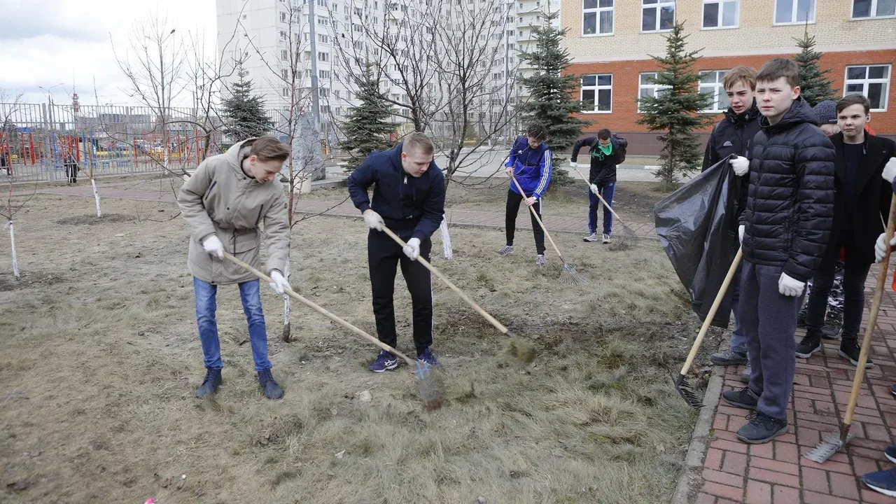 Порядка 350 человек благоустроили территорию школы №30 в Балашихе