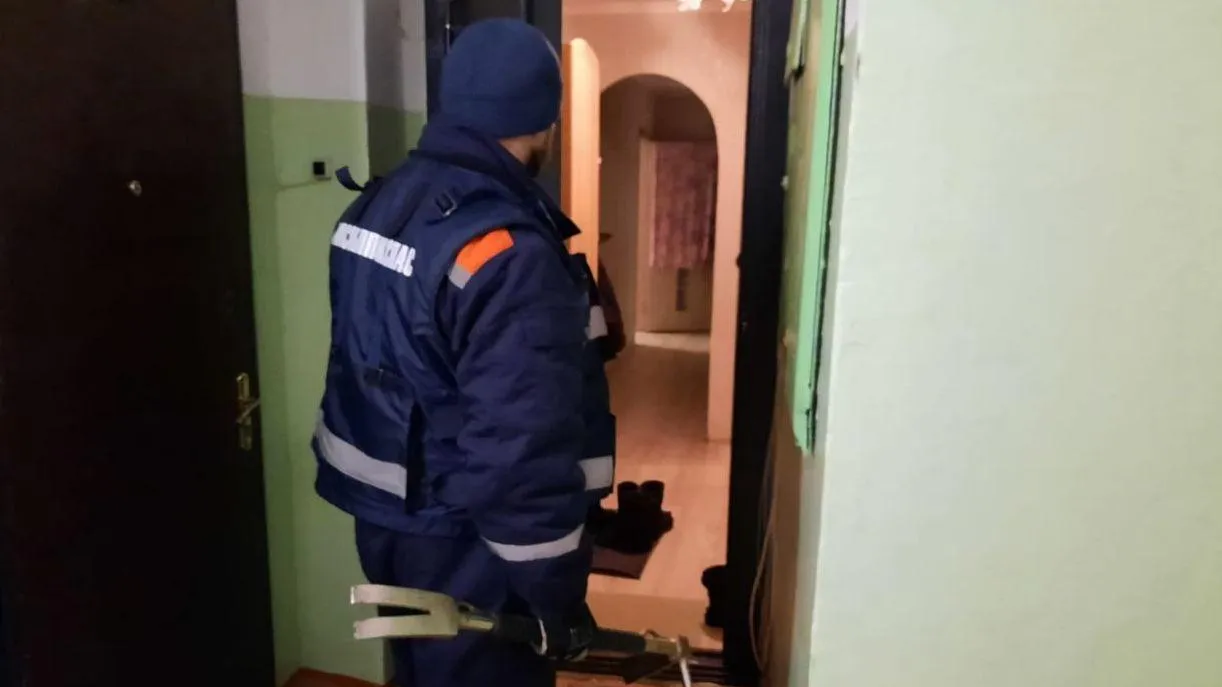 Подмосковные спасатели вызволили из квартиры ребенка с травмой ноги