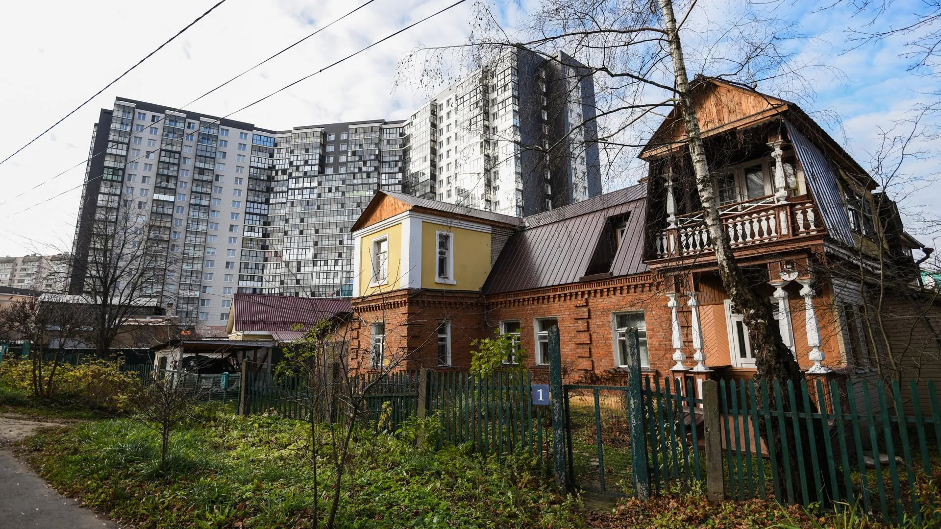 «Мы жили, как в раю»: жители красногорской «деревни» о соседстве с многоэтажкой