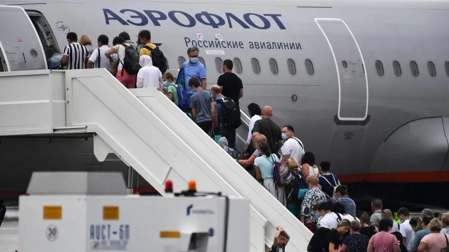 SHOT: двум россиянам стало плохо во время рейса из Таиланда в Екатеринбург