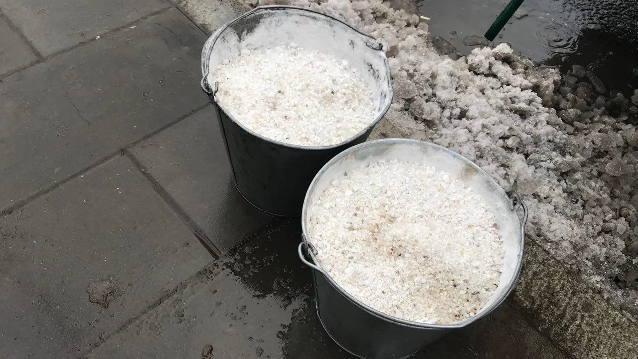 Жители поселка Красногорска обеспокоены лежащими под открытым небом реагентами
