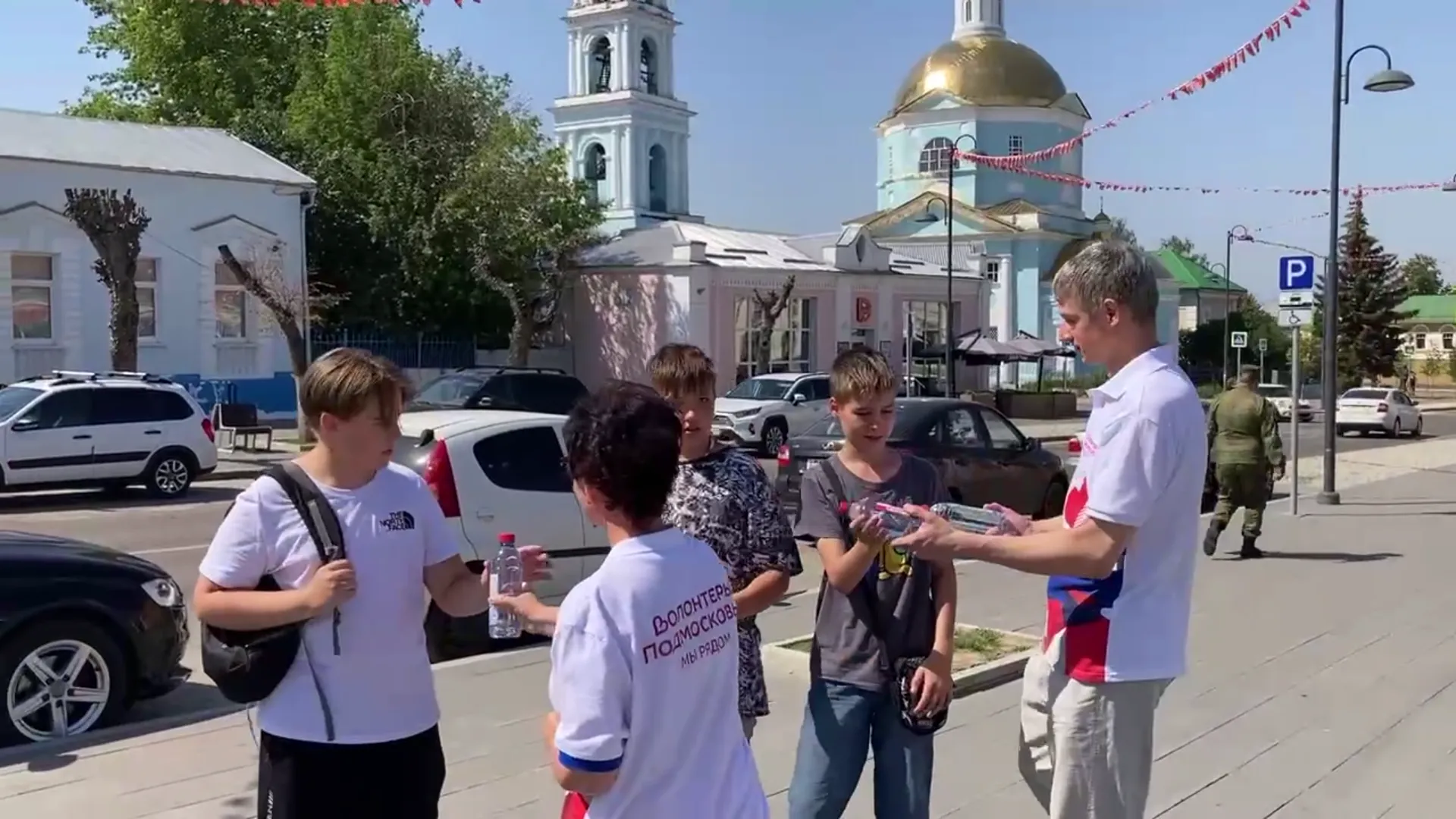 Волонтеры Каширы в жару раздают воду на улицах города