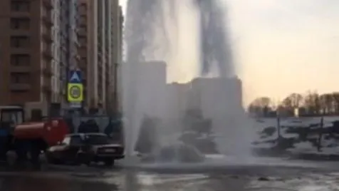 Фонтан воды начал бить из гидранта в микрорайоне Люберец