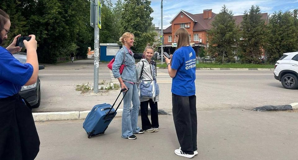 Активисты в Луховицах опрашивают жителей на тему безопасности дорожного движения