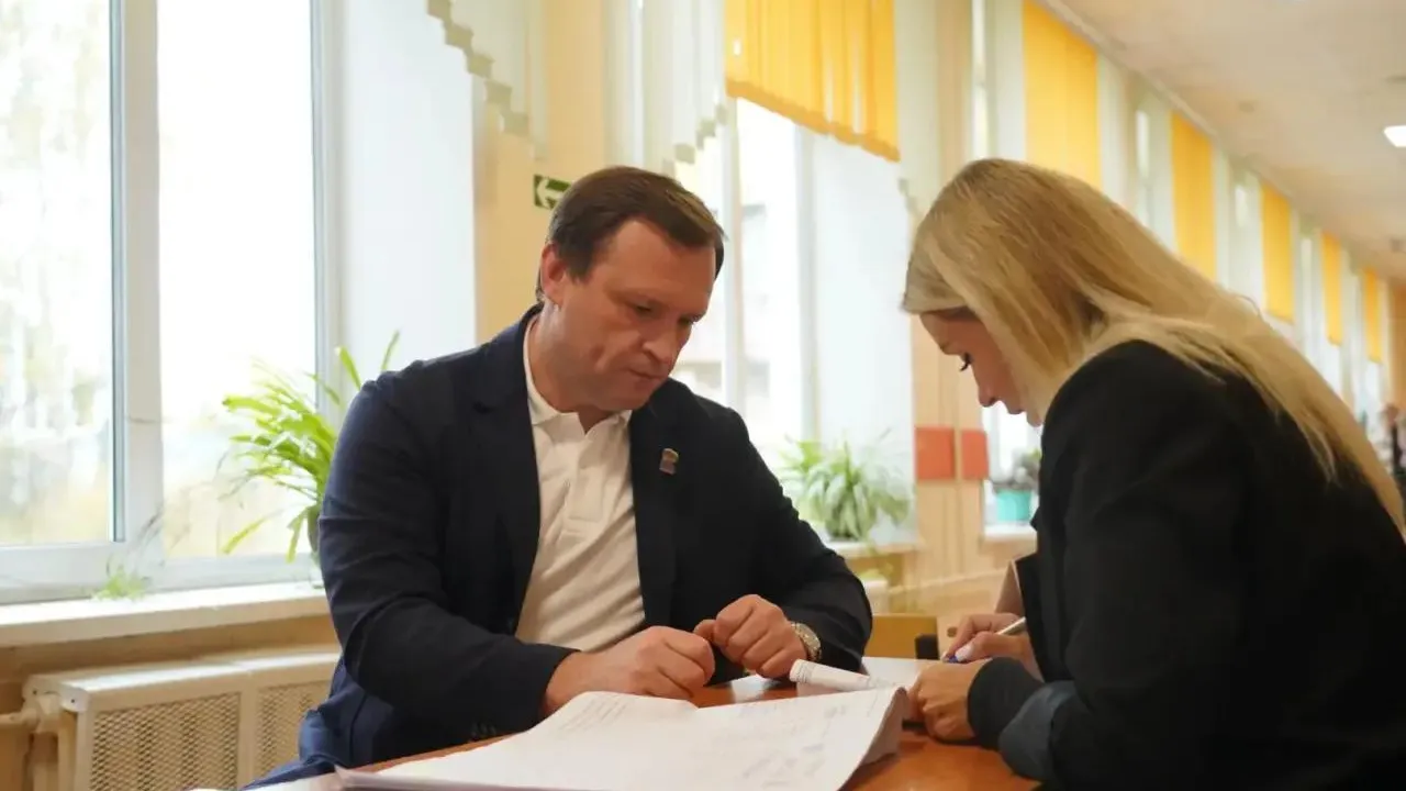 «Я живу недалеко»: депутат Госдумы Пахомов рассказал, почему голосует очно