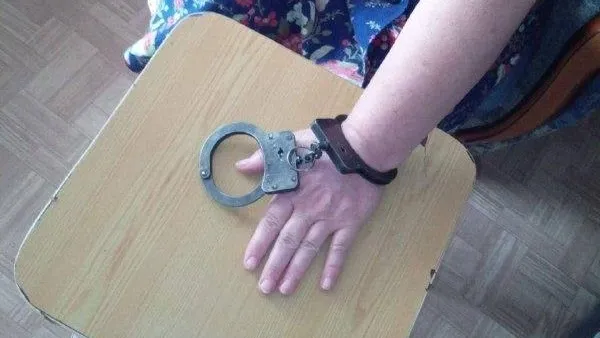 В Ульяновске внук случайно заковал бабушку в наручники, играя в арест