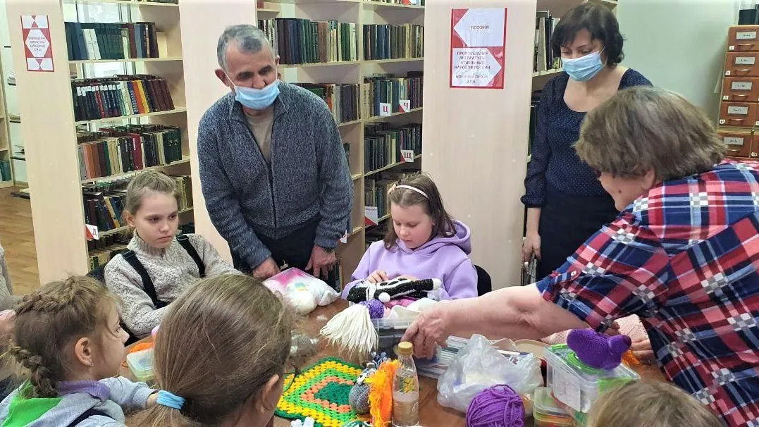 Депутат Мособлдумы принял участие в занятии по вязанию крючком в Щелкове