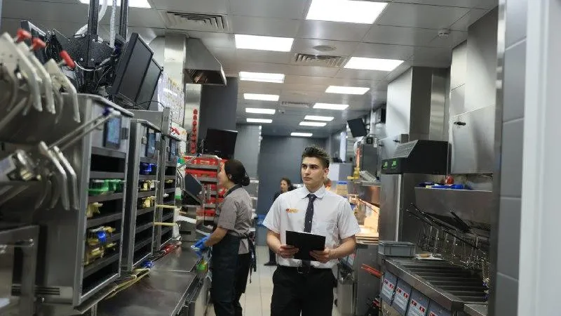 Сотрудников IKEA могут трудоустроить в рестораны «Вкусно – и точка» в Подмосковье