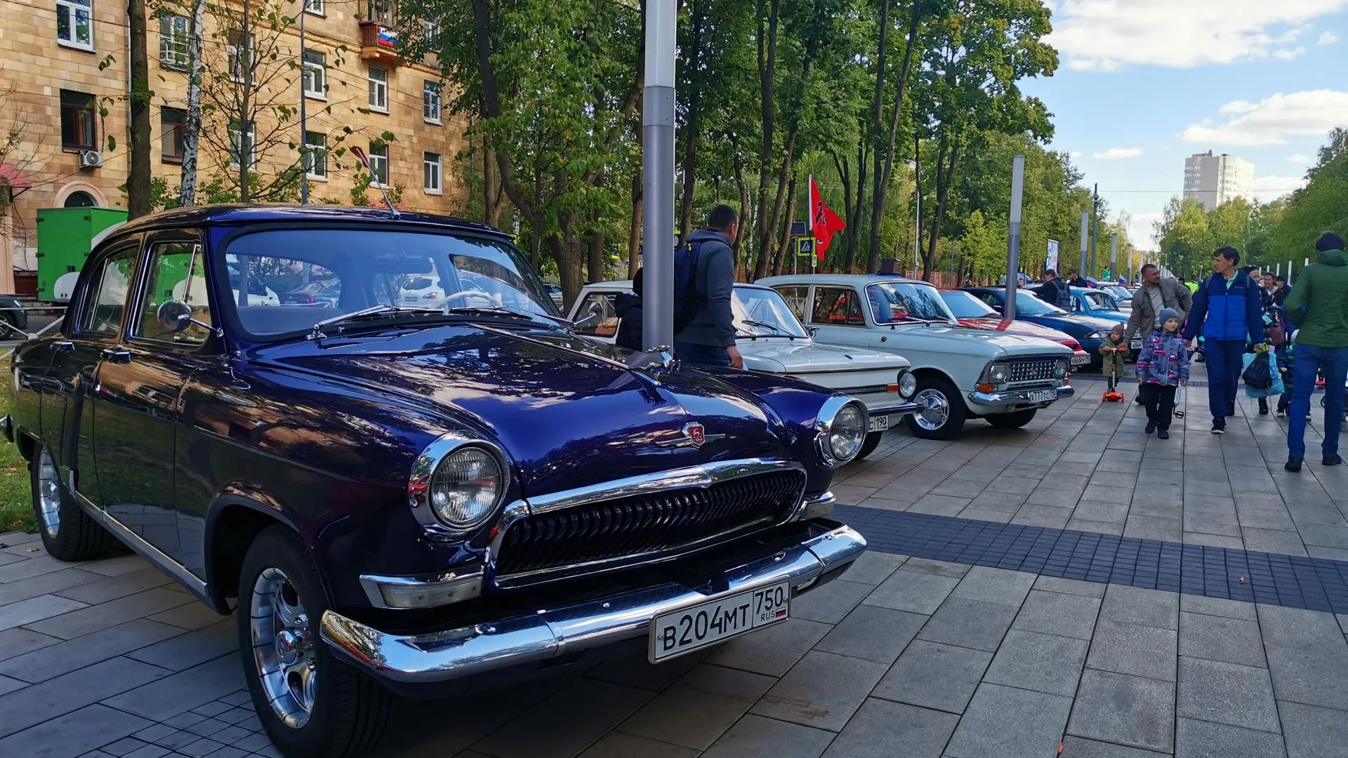 Выставка ретро‑автомобилей, мастер‑классы и выступления проходят в Королеве в День города