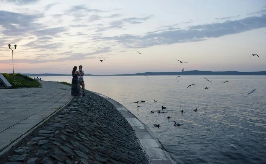 Горожане гуляют по набережной Петрозаводска во время белых ночей.