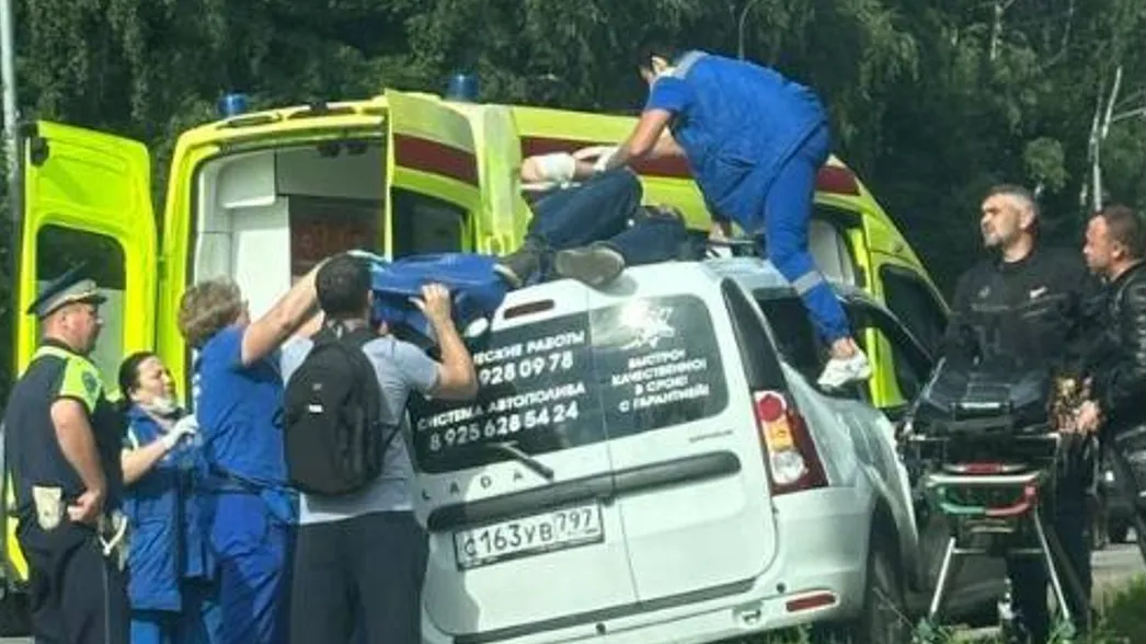 Мотоциклист вылетел на крышу авто после ДТП с легковушкой в Люберцах