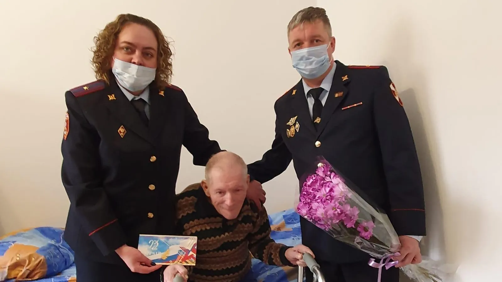 Росгвардейцы поздравили с 97‑летием участника ВОВ из Подольска