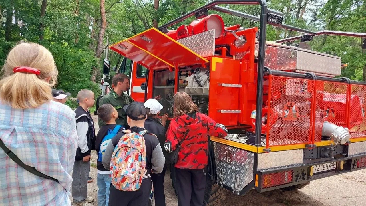 Школьники Серпухова посетили лесопожарную станцию в Карповой Поляне