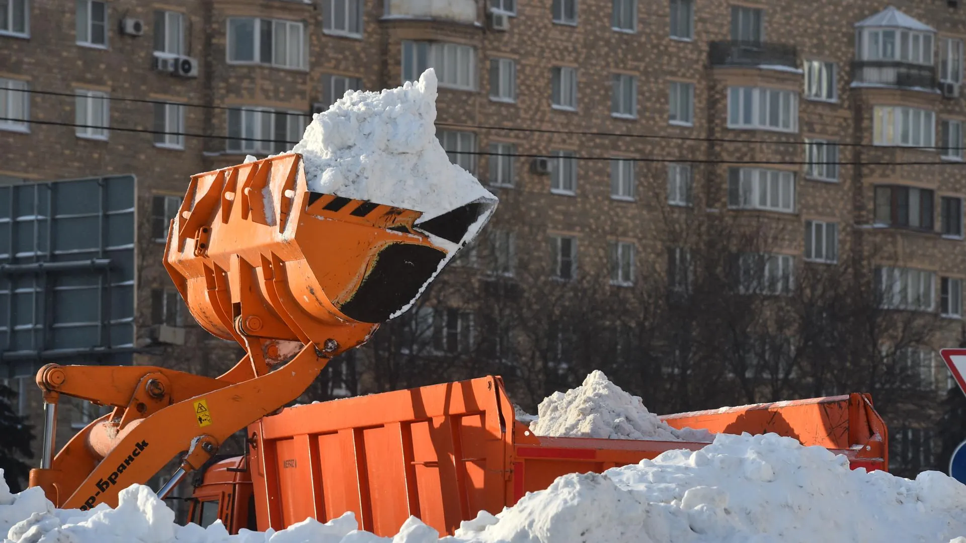 Коммунальщики продолжают убирать снег с московских дорог
