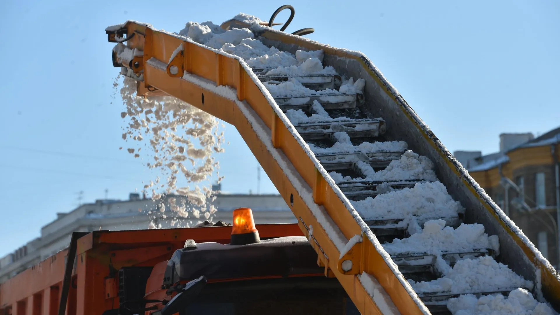 Более 240 единиц спецтехники убирают дворы и общественные территории Люберец от снега