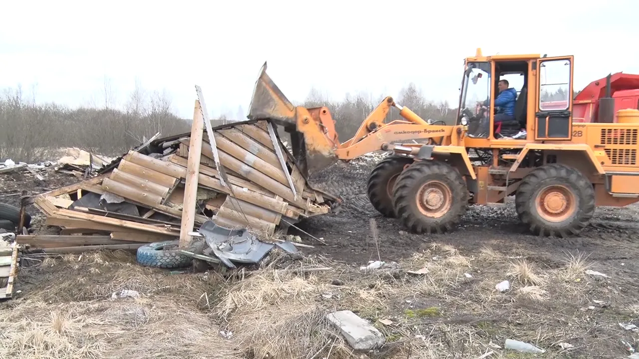 В Клину под ковш экскаватора пошли незаконные кафе