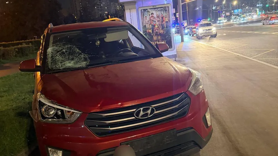В Москве Hyundai вылетел на тротуар и сбил мужчину с 6-летним ребенком