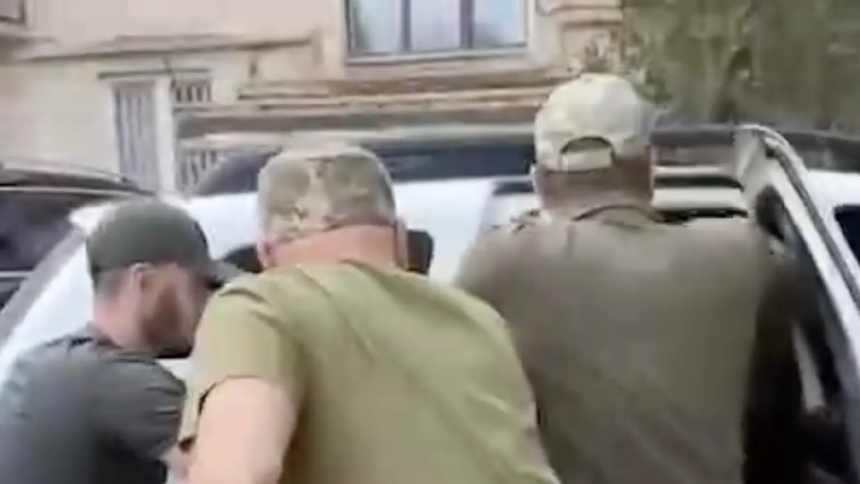 Ребенок попытался отбить папу у ТЦК на Украине — видео