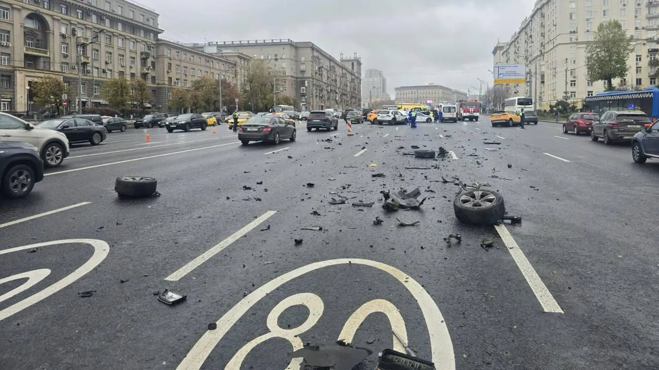 Протаранил машины на скорости: появилось видео ДТП на Кутузовском проспекте