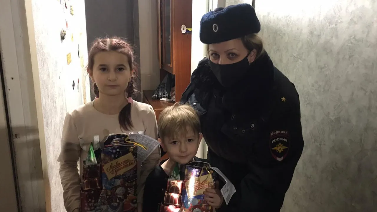 Полиция Люберец поздравила детей в многодетных семьях с наступающим Новым годом