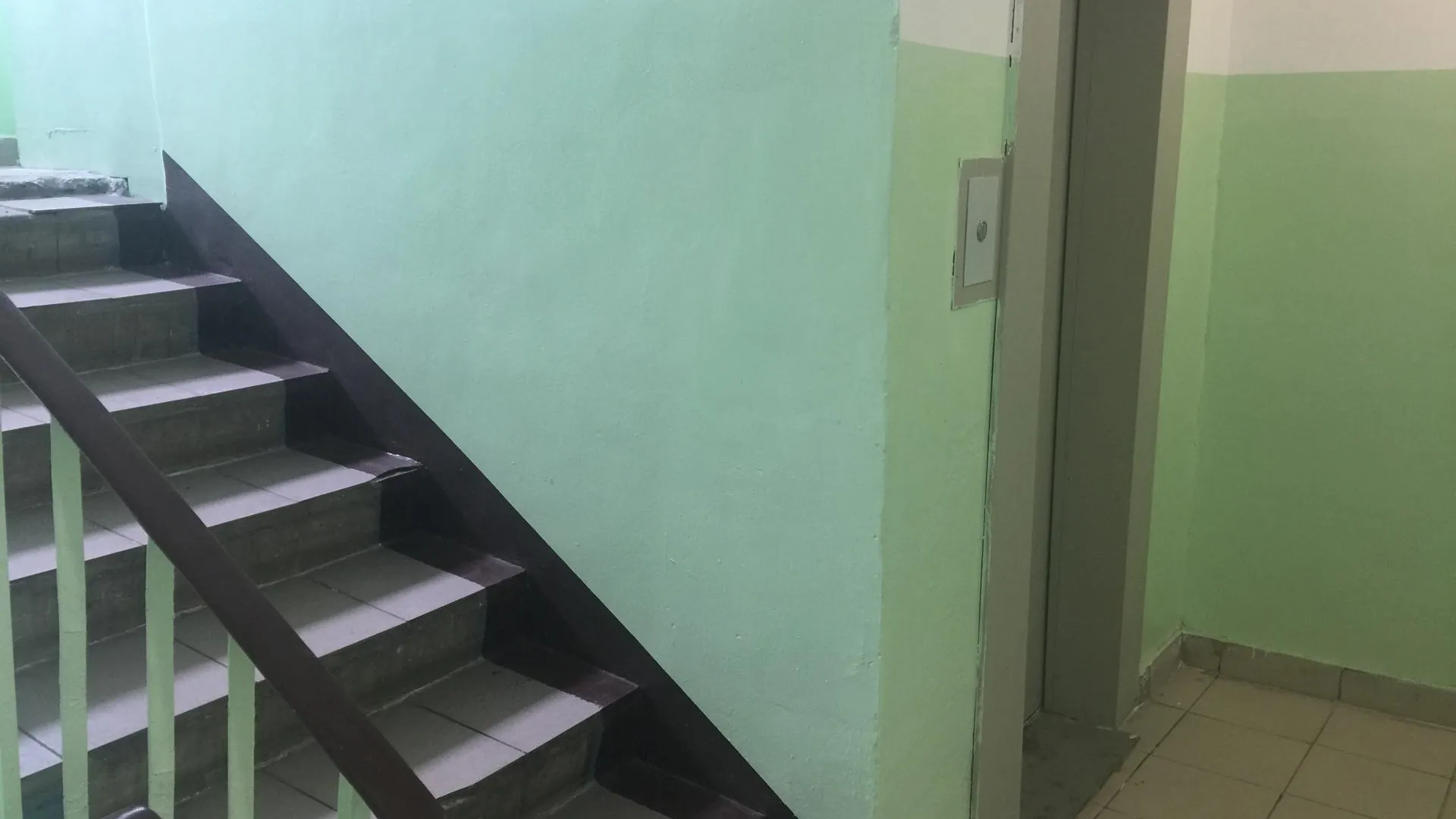В Наро‑Фоминске починили подъезд жилого дома после проверки Госжилинспекции