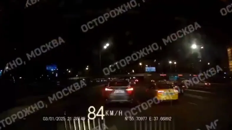 «Уверен, что не к твоим едем?»: водитель на Lexus отказался пропускать скорую в Москве