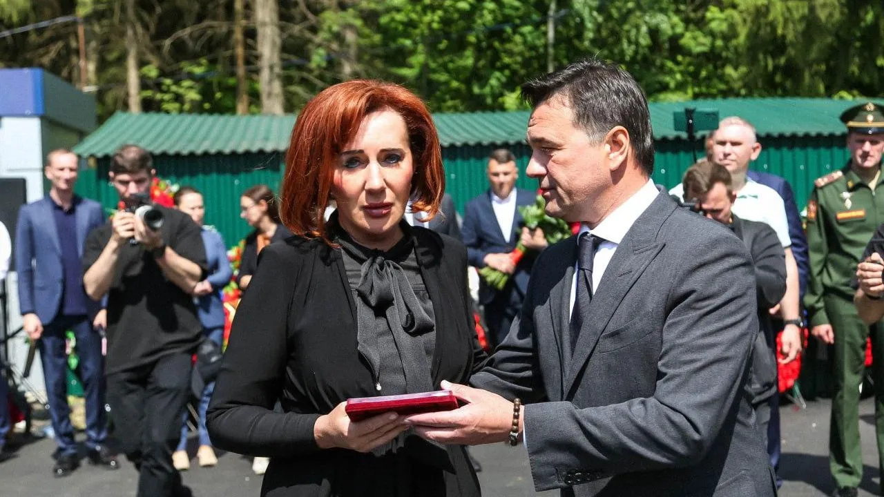 Губернатор Подмосковья вручил орден Мужества вдове погибшего участника СВО