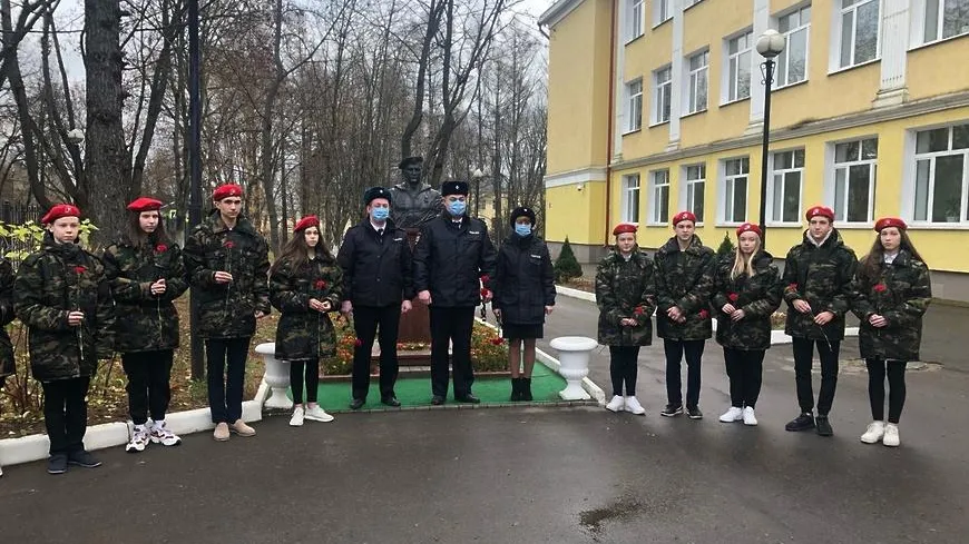 В школе Подольска поздравили полицейских с профессиональным праздником