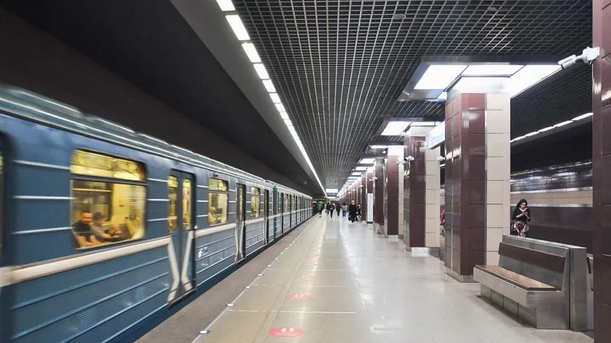 На участке Замоскворецкой линии метро произошел сбой из-за человека на пути