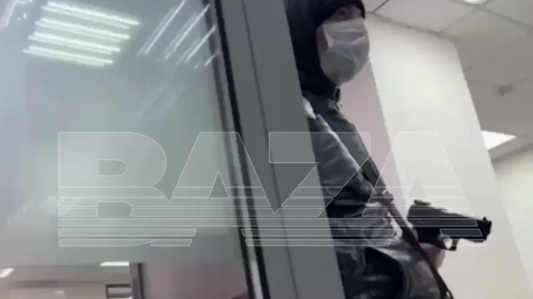 Не надо: грабитель в банке отказался брать из кассы более 100 тысяч рублей