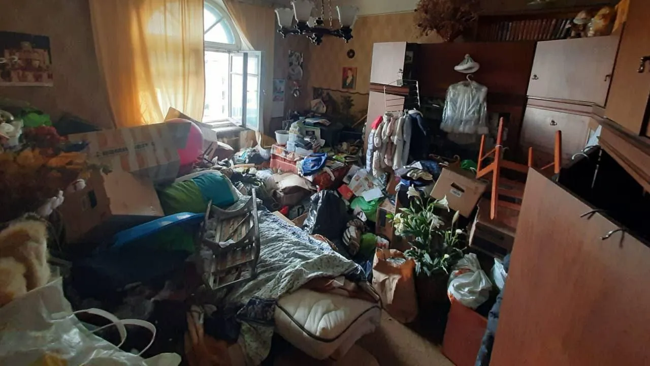 Вызволяли из захламленной квартиры: две девочки пострадали при пожаре в Москве