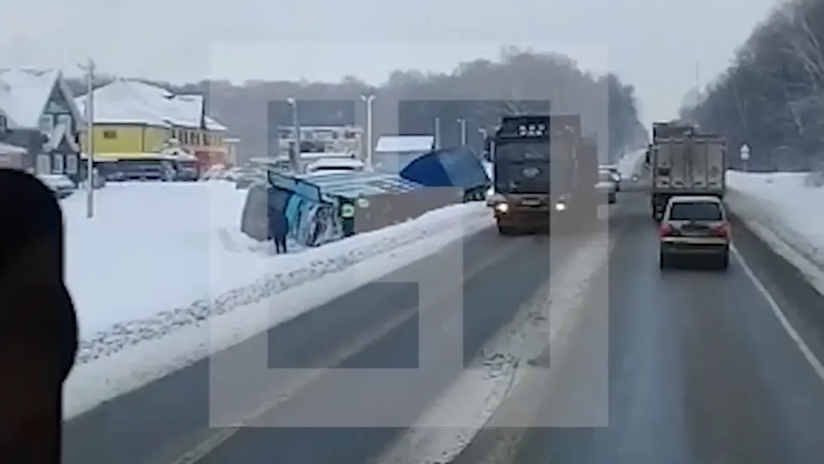 Опубликовано видео с перевернувшимся автобусом на трассе в Раменском районе