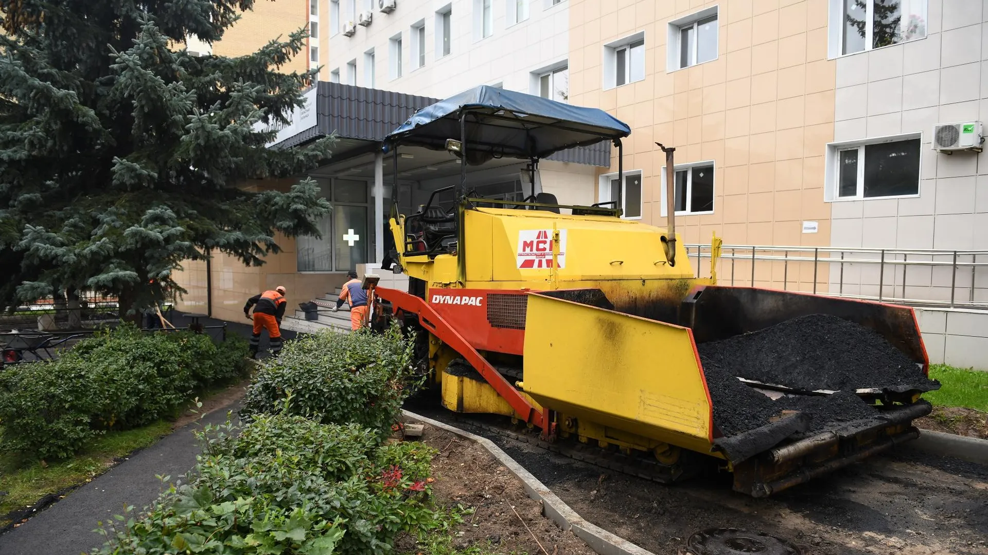 В Дмитровском округе заменят асфальт около медучреждений