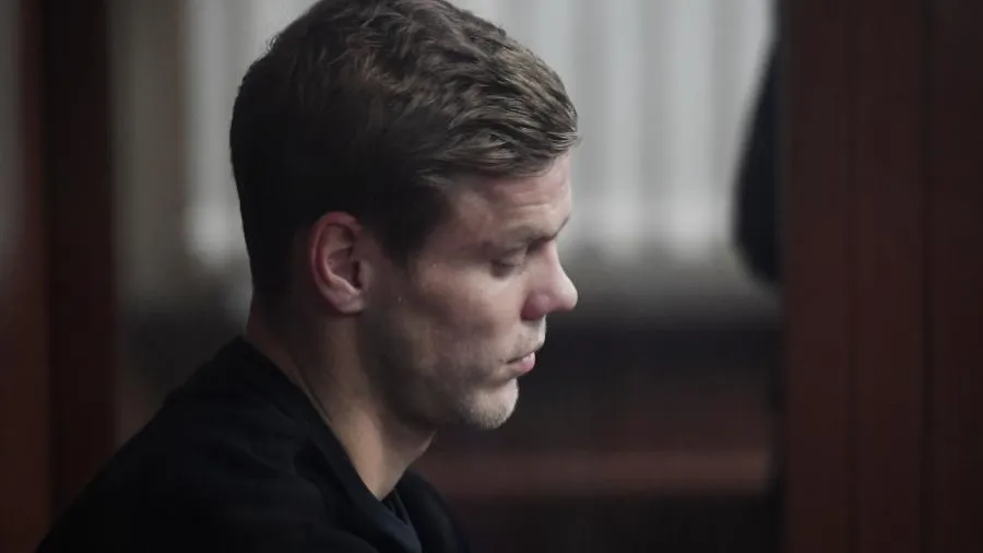 Футболист Кокорин чуть не сбил 2 девушек рядом со стадионом ЦСКА в Москве