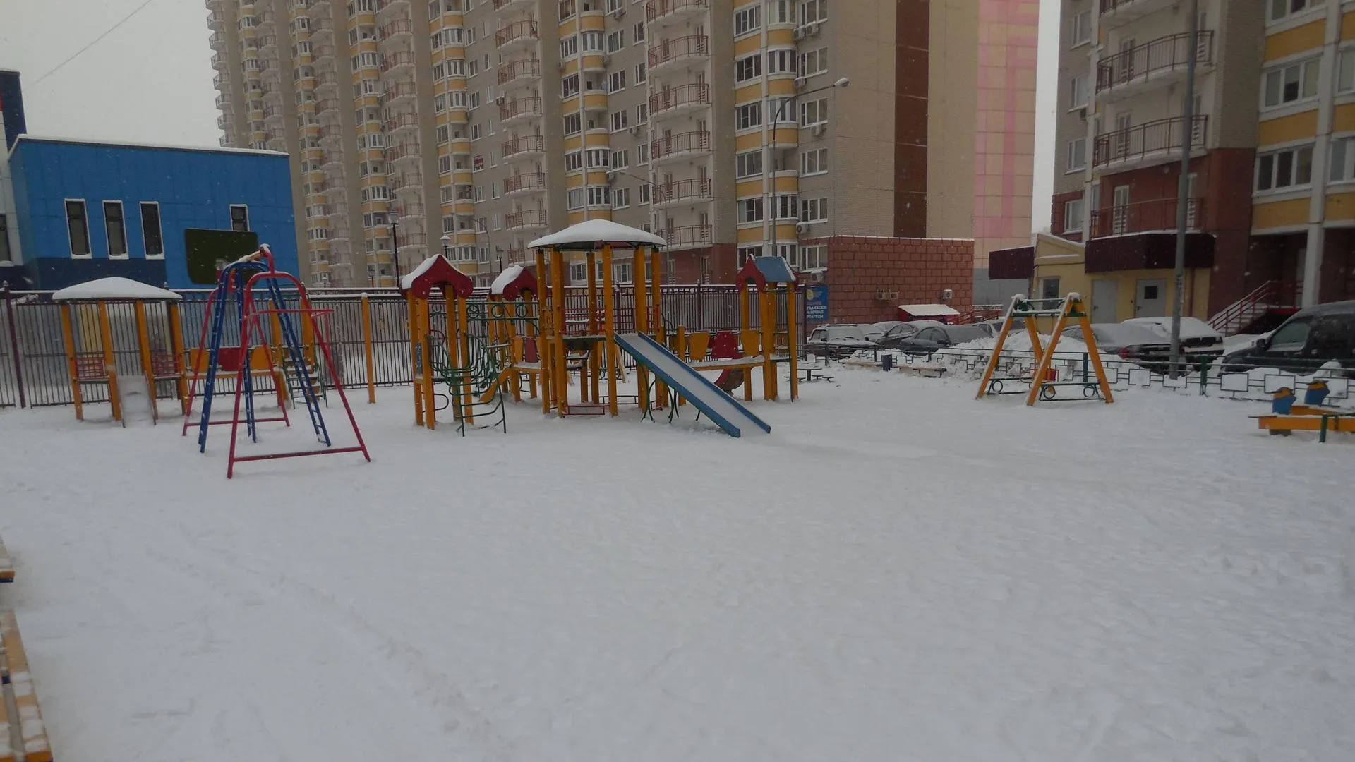 Детские и спортивные площадки обустраивают в Дзержинском по «Народной программе»
